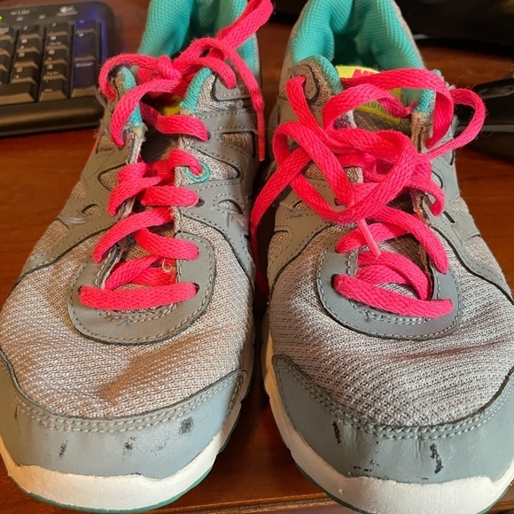 2/$5 Girls Nike Shoes‎ - Picture 1 of 7